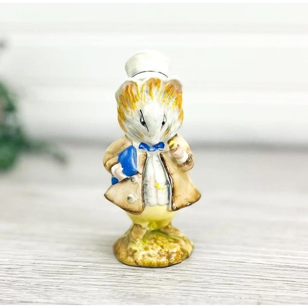 Amiable Guinea-Pig Beatrix Potter Figure,‎ Kitschy Anthropomorphic Figurine